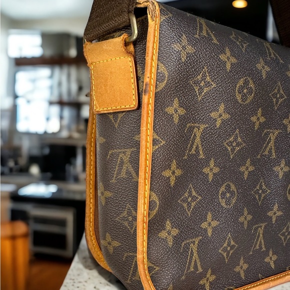 Authentic LOUIS VUITTON Bosphore Messenger Crossbody PM. - Picture 7 of 16